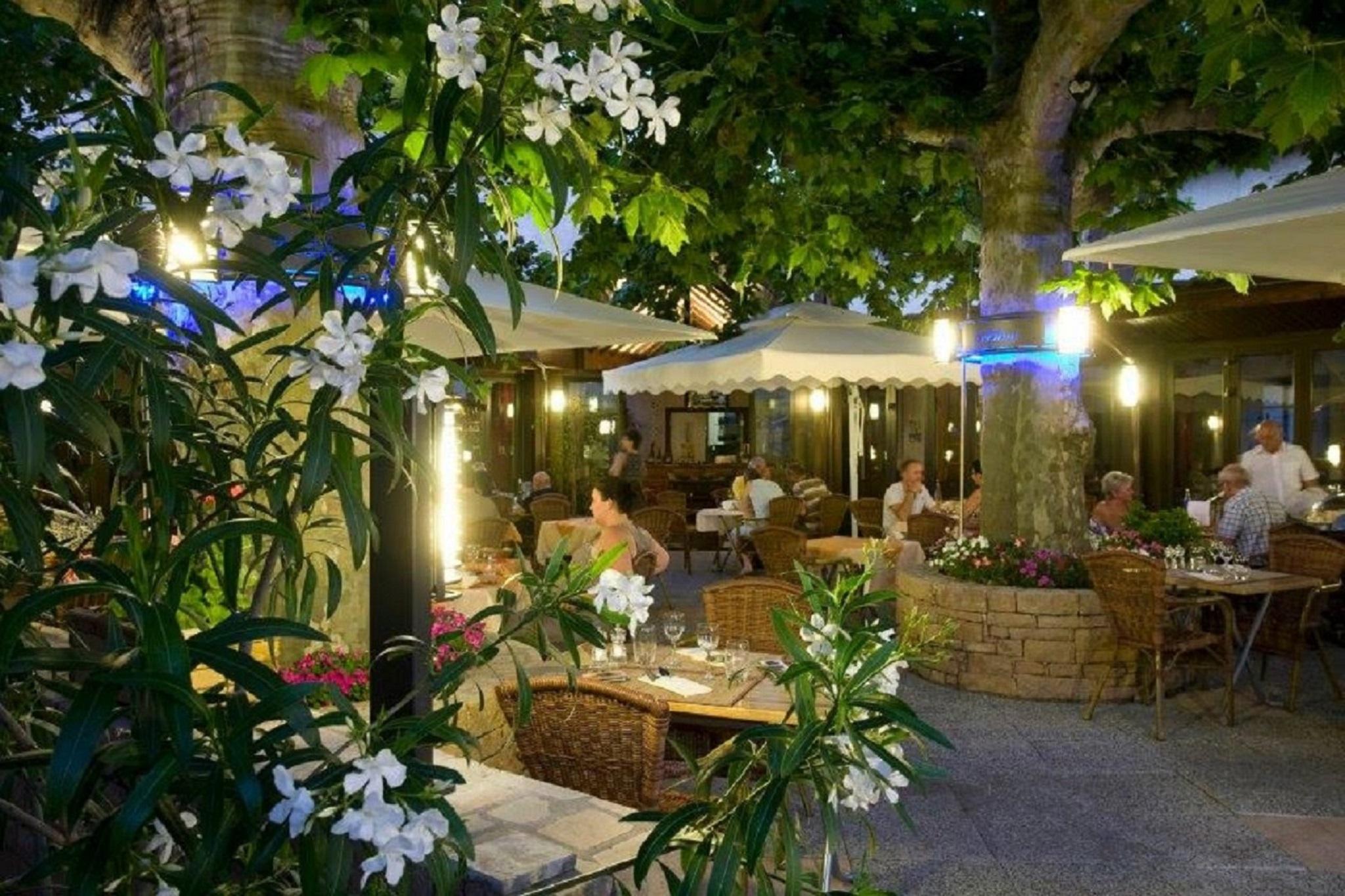 Logis Hotel Tante Yvonne & Son Restaurant Semi-Gastronomique - Lyon Nord Quincieux Ngoại thất bức ảnh
