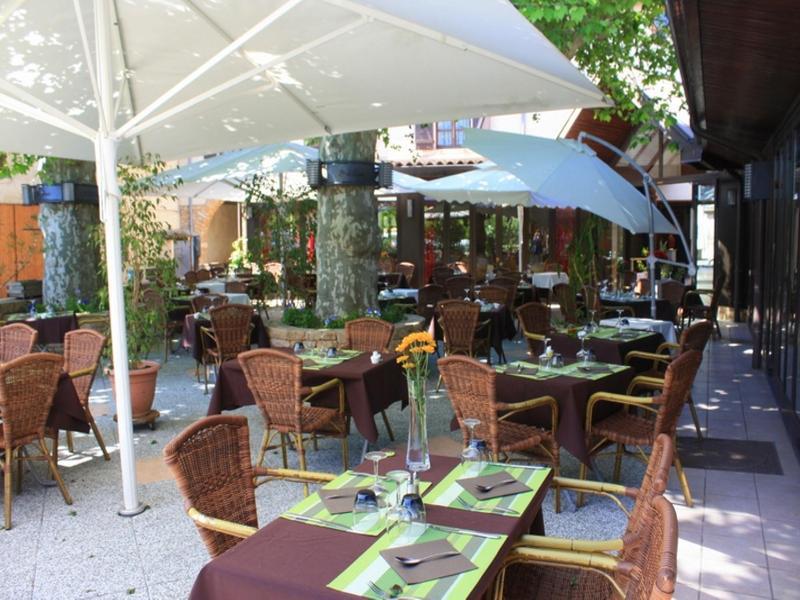 Logis Hotel Tante Yvonne & Son Restaurant Semi-Gastronomique - Lyon Nord Quincieux Ngoại thất bức ảnh